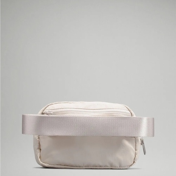 NWT Lululemon Everywhere Belt Bag 1L - Picture 3 of 5